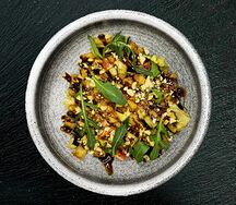 Салат с баклажаном, томатами и соусом тонкацу