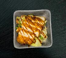Салат с цыпленком кацу и овощами