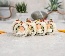 Филадельфия с жареным лососем и соусом шрирача