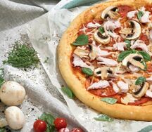 Пицца с копчёной курицей и грибами