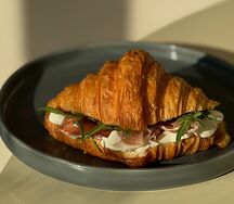 Круассан с беконом