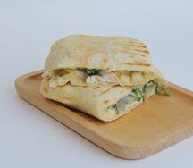 Чиабатта с курицей, моцареллой и соусом песто