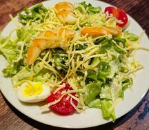 Салат Цезарь с креветками