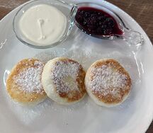 Сырники со сметаной и ягодами