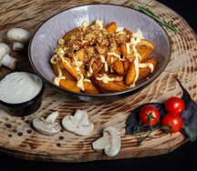 Картофель по-деревенски под сырным соусом и жареным луком