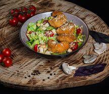 Салат Цезарь с креветками в панировке