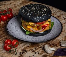 Чёрный бургер с двойной куриной котлетой