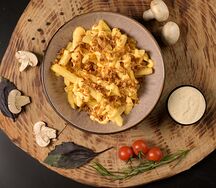 Картофель фри под сырным соусом и жареным луком