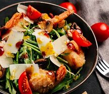 Салат с рукколой и креветкой