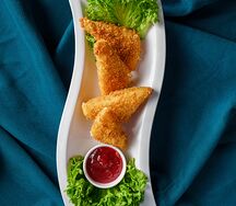 Жареный сулугуни с клюквенным соусом