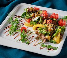 Фирменный теплый салат с телятиной