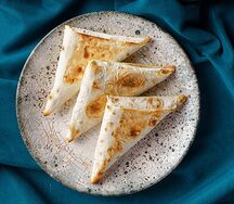 Жареный лаваш с сыром и зеленью