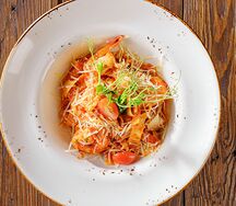 Феттучини с креветками в соусе из томатов с пармезаном 