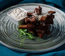 Гренки с чесноком и сырным соусом