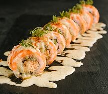 Ролл с лососем и соусом халапеньо