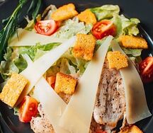 Салат Цезарь с курицей