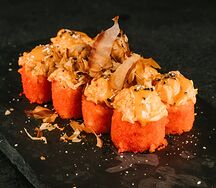 Тёплый ролл с крабом и лососем спайси