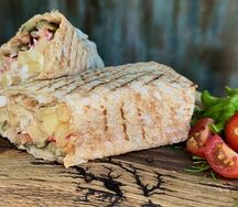 Шаверма в лаваше с нежной куриной грудкой и картошкой фри