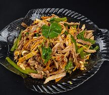А17 Золотые грибы с куриными нитями, сладким перцем и кинзой