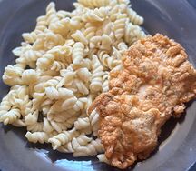 Куриный шницель в яйце с макаронами