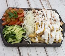 Шаверма на тарелке с курицей
