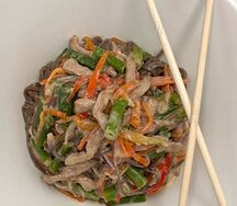 Wok Соба со свининой в сливочно-чесночном соусе