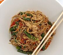 Wok Яичная с курицей в соусе терияки