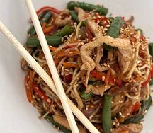 Wok Яичный с индейкой в имбирно-чесночном соусе