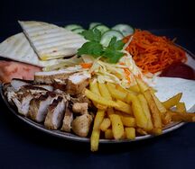 Шаверма с курой на тарелке