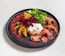 Салат с персиком гриль