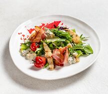 Салат с грушей, горгондзоллой и чипсом панчетта