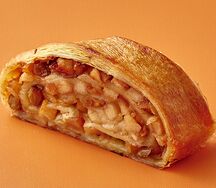 Штрудель яблочный с изюмом и корицей