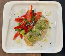 Куриная грудка с соусом песто и овощами