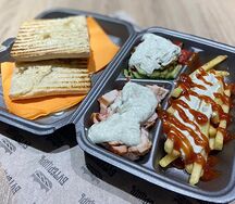 Шаверма на тарелке с курицей