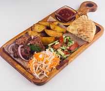 Шашлык из свиной шеи с гарниром