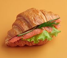 Круассан с красной рыбой