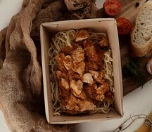 Спагетти с курицей и помидорами в соусе песто