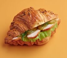 Круассан с маринованным цыпленком
