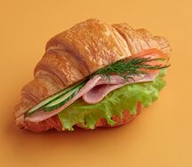 Круассан с ветчиной