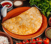 Чебурек с сыром и помидорами
