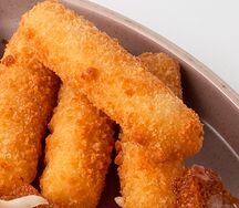 Сырные палочки с брусничным соусом
