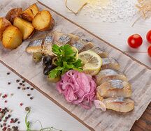 Сельдь слабосоленая с обжаренными дольками печеного картофеля