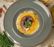 Тыквенное ризотто с осьминогом и креветками