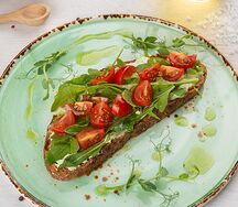 Брускетта с творожным муссом, томатами черри и рукколой