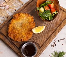 Шницель из свинины с салатом из свежих овощей
