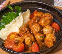 Колбаски свиные с овощами и картофельным пюре 