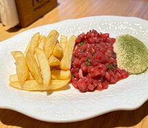 Тартар из говядины с айоли из анчоусов и картофелем фри