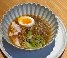 Азиатский бульон с яйцом и цыпленком