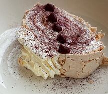 Меренговый рулет со смородиной 