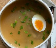 Куриный суп с пастой орзо и яйцом
